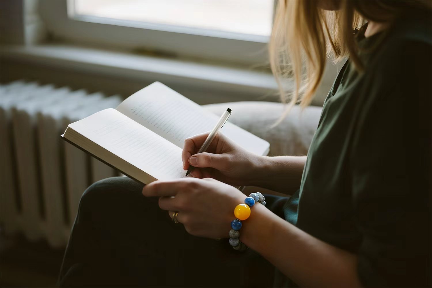 The Quiet Companions: Discover the Grace of AI Companion Bracelets